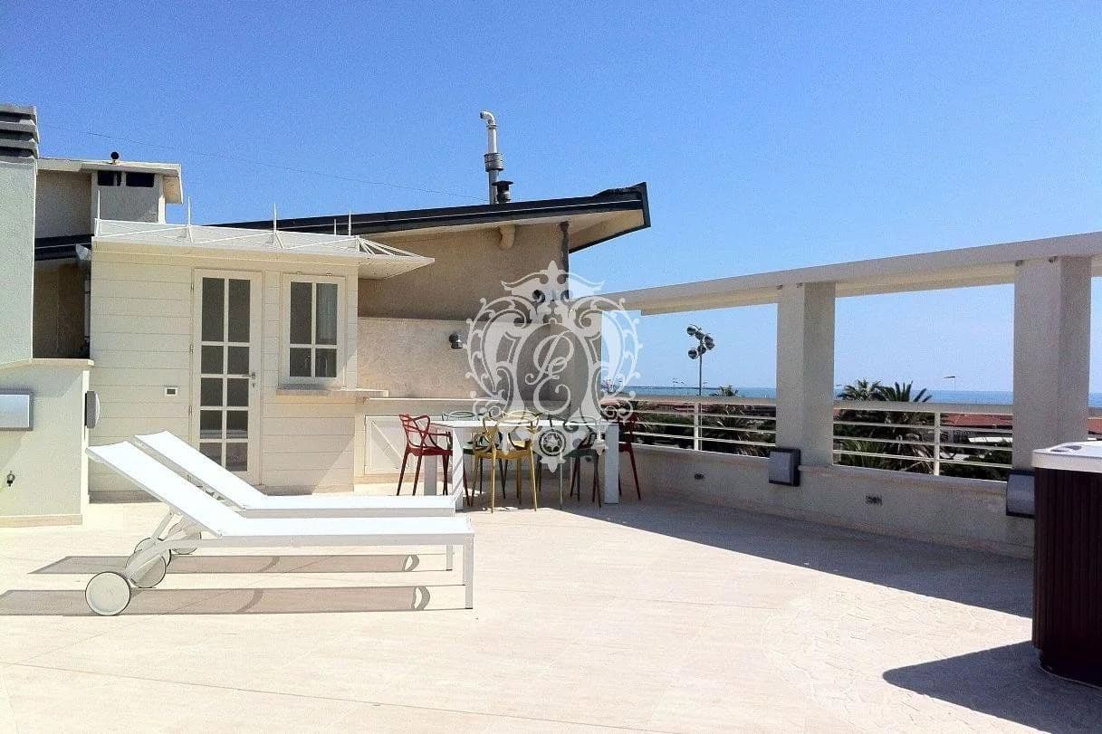 Квартира в Виареджо, Италия, 80 м2