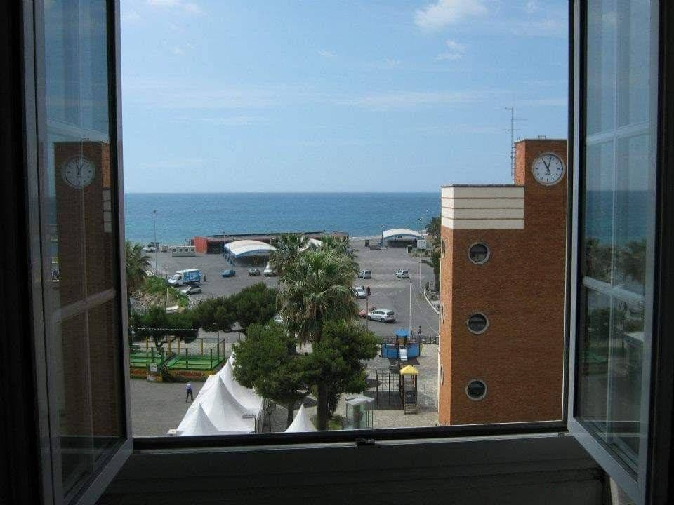 Квартира в Империи, Италия, 55 м2