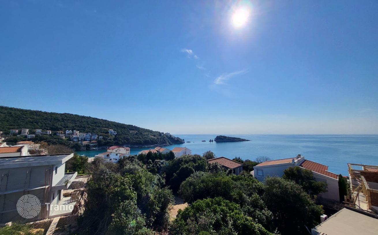 Трёхэтажный дом с 9 квартирами и видом на море в Утехе, Бар, Черногория