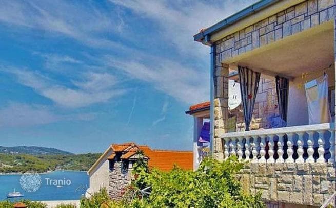 Красивая вилла с бассейном и садом рядом с морем, Шолта, Хорватия