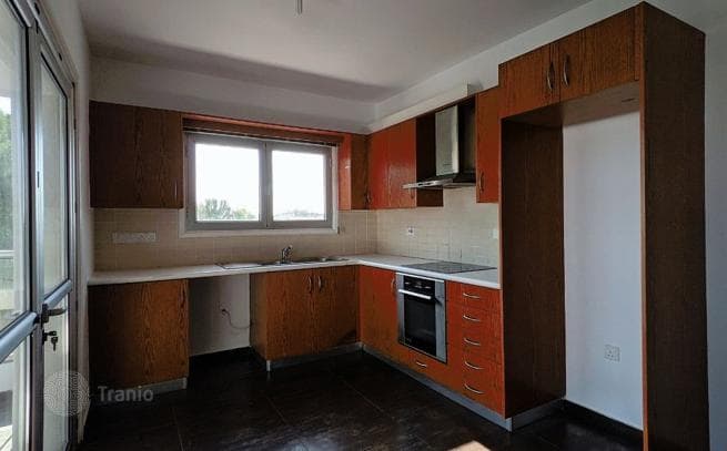 Просторная квартира с верандой и парковкой, Никосия, Кипр
