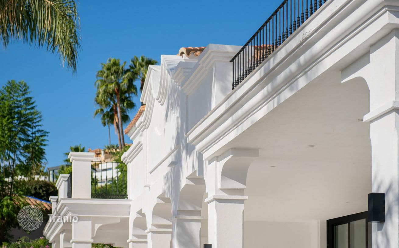 Вилла на продажу в Altos del Paraiso, Бенахавис