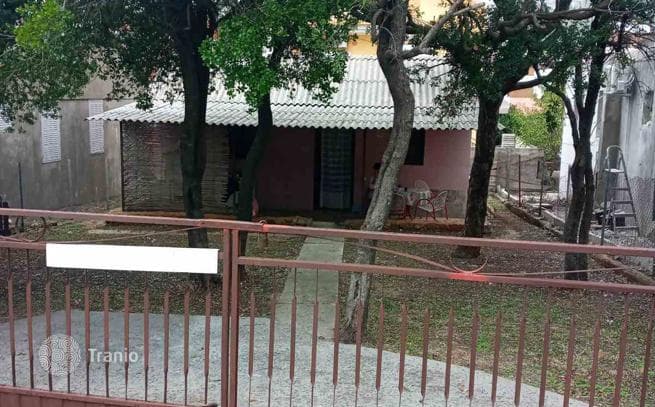 Небольшой дом с террасой в 600 метрах от пляжа, Добра Вода, Черногория, фото 3