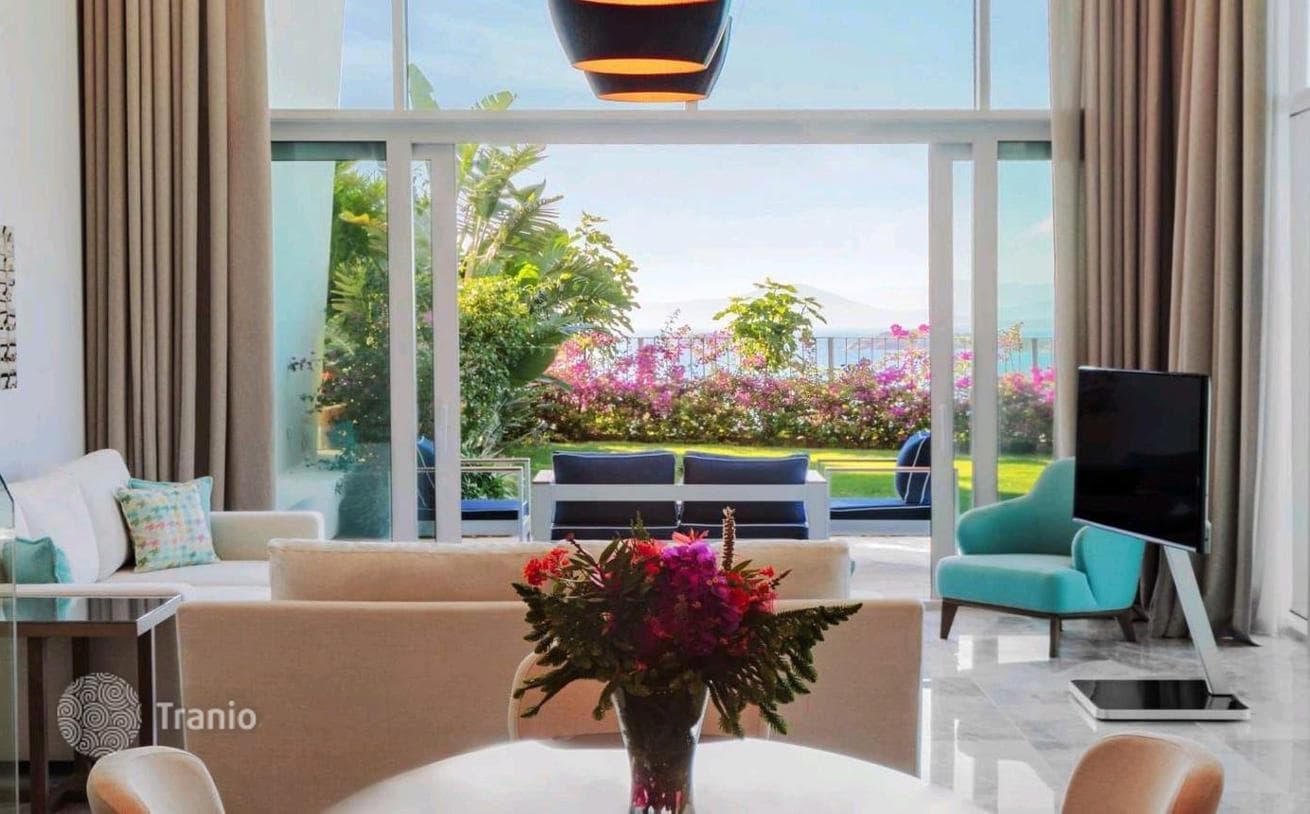 Двухэтажная вилла с бассейном и видом на море в Бодруме, Турция