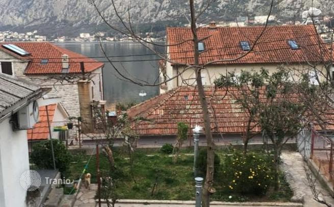 Дом с гостевой квартирой в Которской бухте, Прчань, Черногория